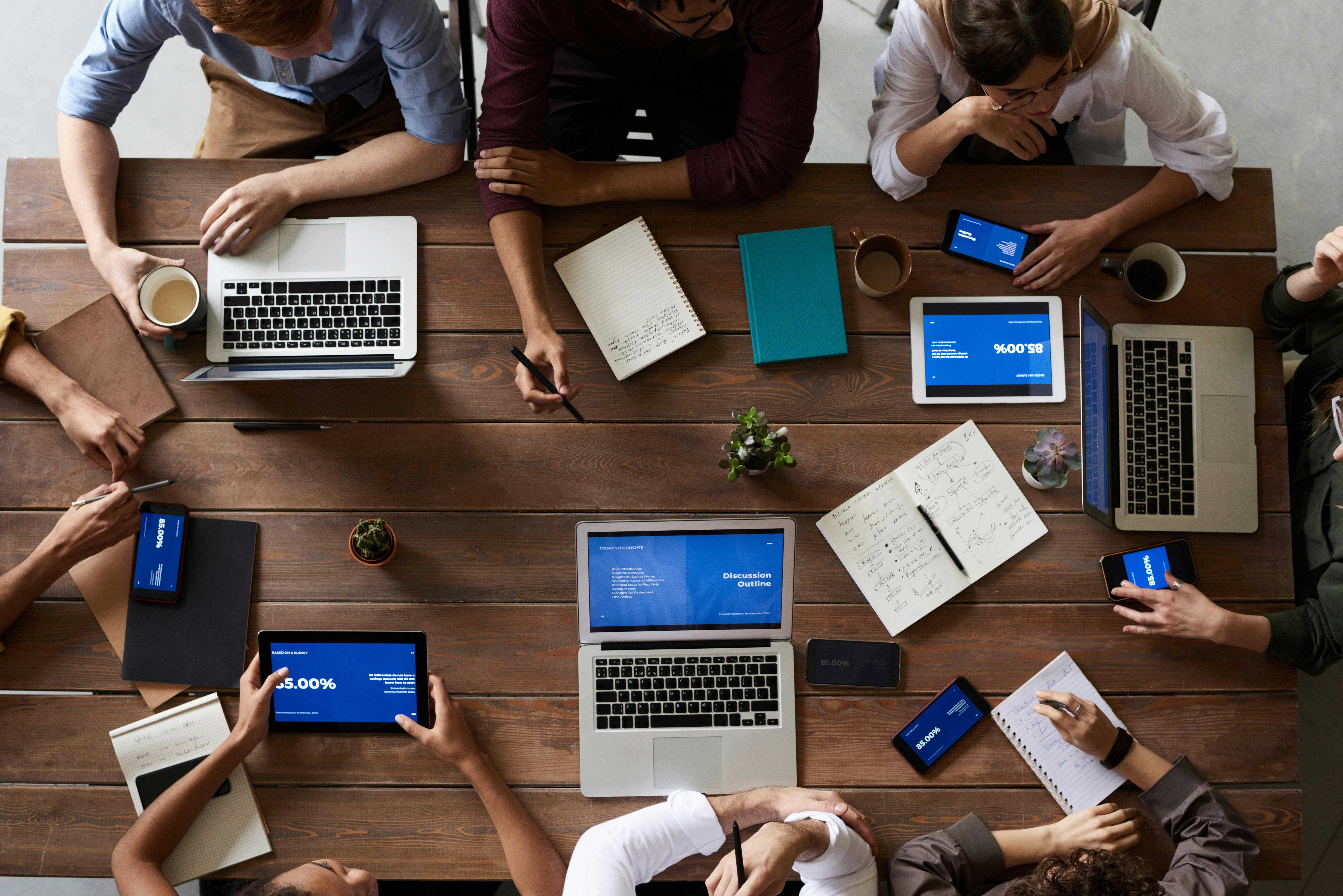 Equipo administrativo coordinando operación y seguimiento de comunidades